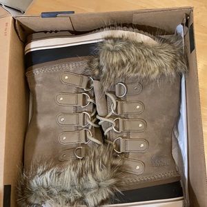 Joan of Arctic Sorel Snow Boots. Khaki. Women’s Size 9.